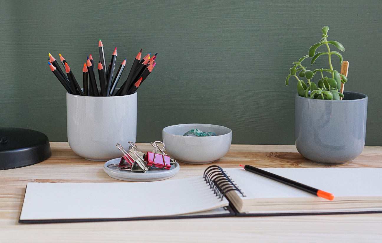 Schreibtisch mit Keramikgefäßen